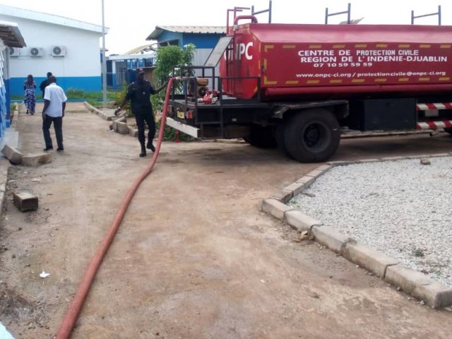 ABENGOUROU : LES POMPIERS CIVILS LIVRENT 6.000 LITRES D’EAU EN EAU LE CENTRE HOSPITALIER REGIONAL