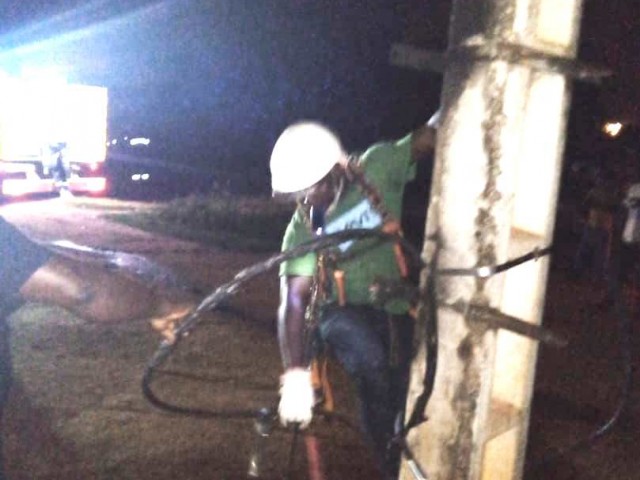 UN FEU DE POTEAU ELECTRIQUE MAITRISE PAR LES POMPIERS CIVILS DU HAMBOL A KATIOLA