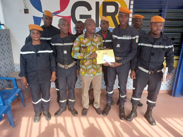 DABOU : UNE ASSOCIATION OFFRE UN DEMI-MILLION DE FCFA AUX POMPIERS CIVILS DES GRANDS-PONTS
