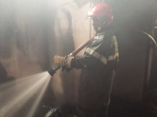 LES POMPIERS CIVILS DU LOH DJIBJOUA BRAVENT UN GRAVE INCENDIE DE LA MAIRIE