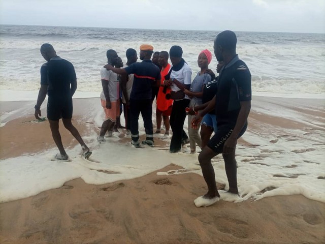 GRAND-BASSAM / PLAGES : LES POMPIERS CIVILS POURSUIVENT LA SENSIBILISATION SUR LES RISQUES DE NOYADE
