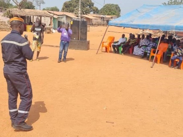 LES POMPIERS CIVILS SENSIBILISENT SUR LES FEUX DE BROUSSE A MAN ET ABENGOUROU