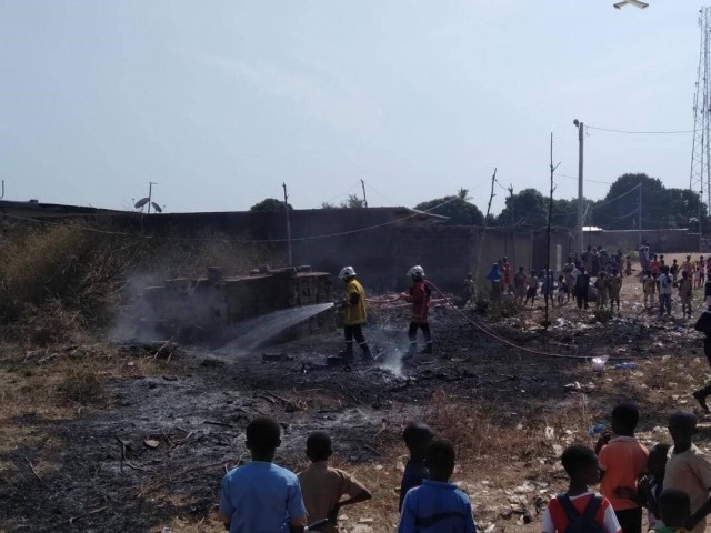 DEUX FEUX DE BROUSSAILLE STOPPES PUIS ETEINTS PAR LES POMPIERS CIVILS A KATIOLA ET BONDOUKOU