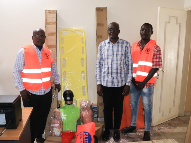 L'ONPC FAIT UN DON A LA DELEGATION DE L'ASSOCIATION DES SECOURISTES PROFESSIONNELS DE CÔTE D'IVOIRE
