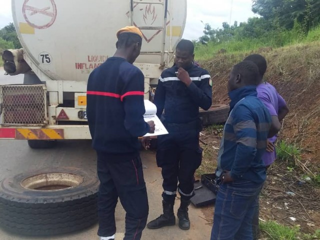 TOUMODI : UN CONDUCTEUR TRANSPORTANT DES MARCHANDISES DANGEREUSES INSTRUIT PAR LES POMPIERS CIVILS