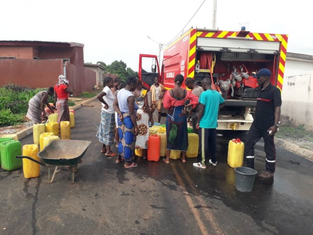 DIMBOKRO : LE VILLAGE DE DJANGOKRO RECOIT 12.000 LITRES D’EAU POTABLE DES POMPIERS CIVILS