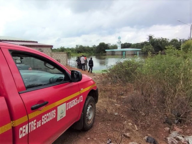 DIMBOKRO : LES POMPIERS CIVILS DU N’ZI AU SECOURS DES POPULATIONS DE PLUSIEURS QUARTIERS INONDÉS
