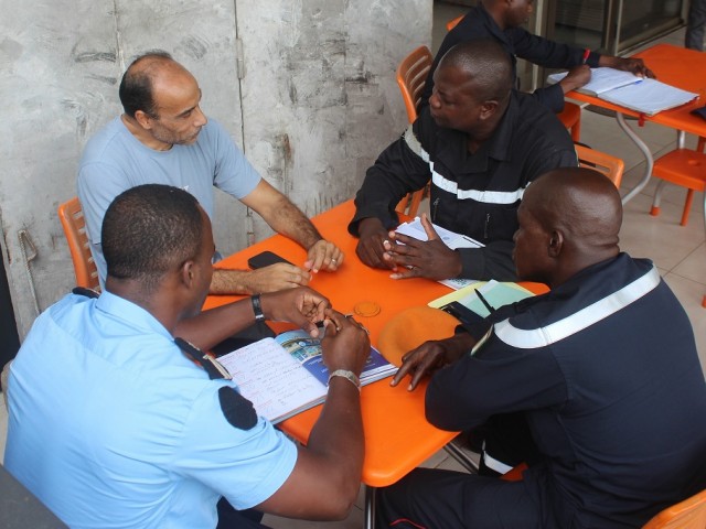 MARCORY : LES POMPIERS CIVILS CONTROLENT LE CERTIFICAT DE SECURITE INCENDIE DANS DES ETABLISSEMENTS