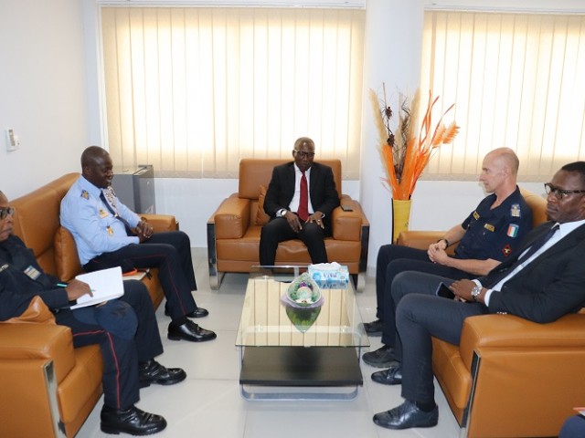 COLLABORATION POMPIERS CIVILS ET MILITAIRES : LE NOUVEAU CHEF DE CORPS DU GSPM REND VISITE AU DG DE L’ONPC