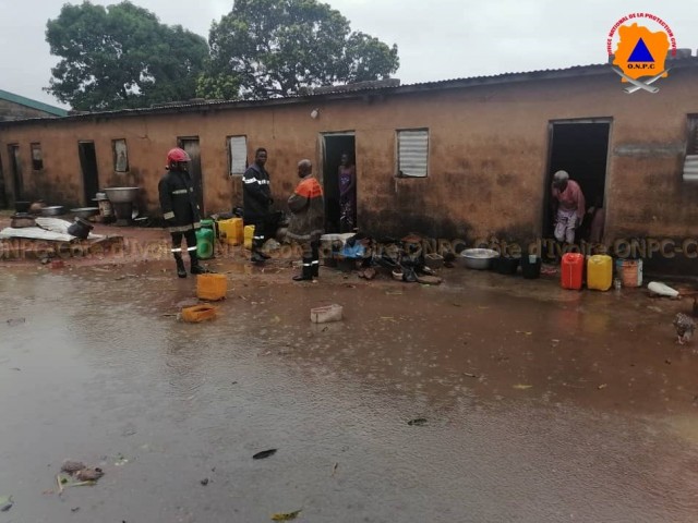 BOUNA : LES POMPIERS CIVILS DU BOUNKANI PORTENT SECOURS A DES PERSONNES PRISES AU PIEGE PAR L’EAU