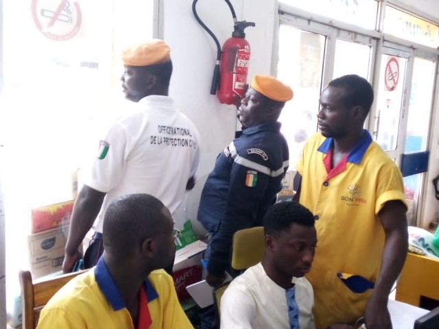ABENGOUROU / SENSIBILISATION : LES POMPIERS CIVILS AUX PORTES DES SUPERMARCHES
