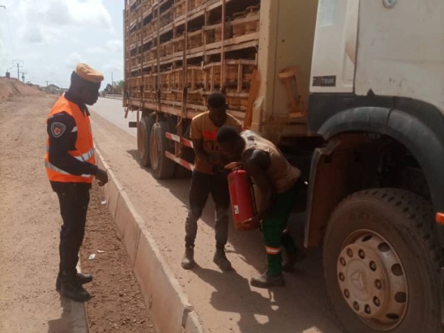 LES POMPIERS CIVILS SENSIBILISENT SUR LE TRANSPORT DE MARCHANDISES DANGEREUSES (TMD) A DIVO ET SAN PEDRO