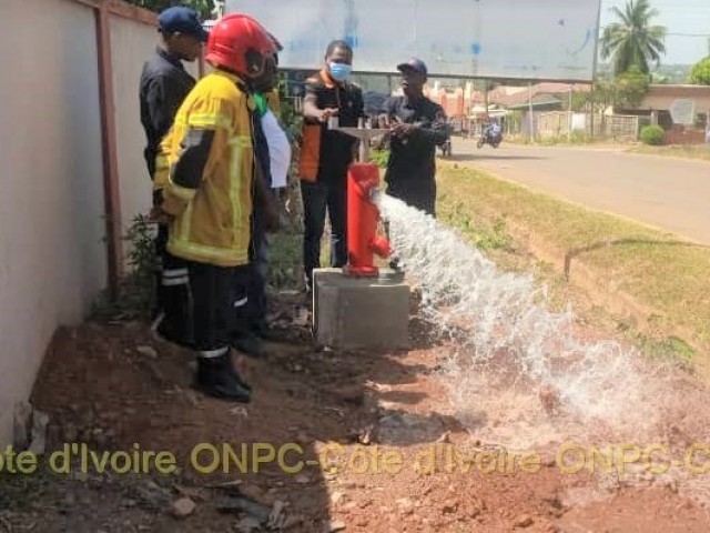 BONDOUKOU : LES POMPIERS CIVILS RECOIVENT UN POTEAU D’INCENDIE DE LA PART D’ORANGE CÔTE D’IVOIRE