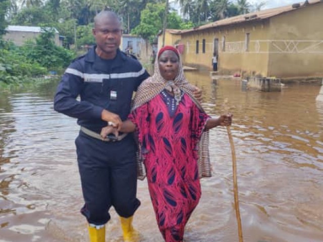 INONDATION A AGBOVILLE : LES POMPIERS CIVILS ASSISTENT 423 FAMILLES SINISTREES