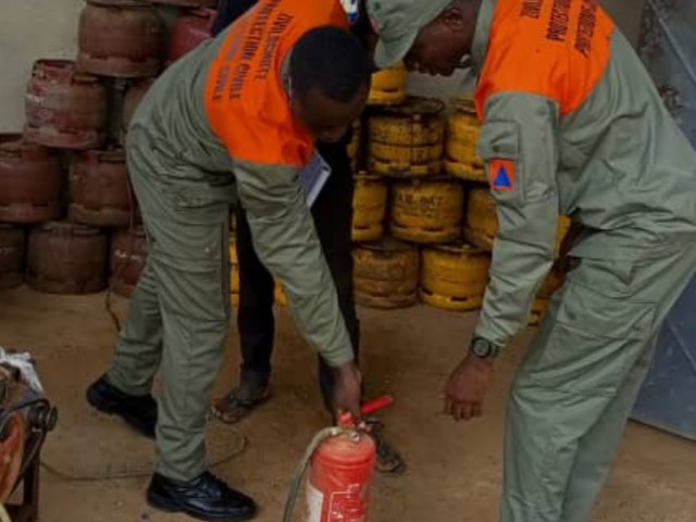 DES DEPOTS DE GAZ DES QUARTIERS LYCEE ET PETIT-PARIS DE MAN VISITES PAR LES POMPIERS CIVILS