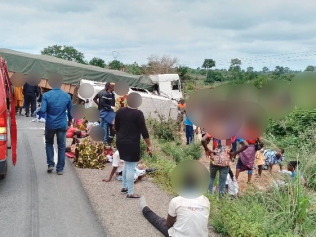KATIOLA : 01 MORT ET 29 BLESSES DANS UNE VIOLENTE COLLISION ENTRE UN POIDS LOURD ET UN MINI CAR