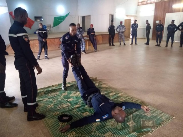 LES CAPACITES DES HOMMES EN TENUES RENFORCEES PAR LES POMPIERS CIVILS A DIVO ET AGBOVILLE