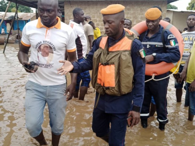 INONDATION : LES POMPIERS CIVILS DE L’IFFOU ET DU MORONOU AU SECOURS DES POPULATIONS D'ASSOUAKRO