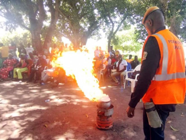 SENSIBILISATION SUR LES FEUX DE BROUSSE : UNE INITIATIVE DES POMPIERS CIVILS À BOUNA