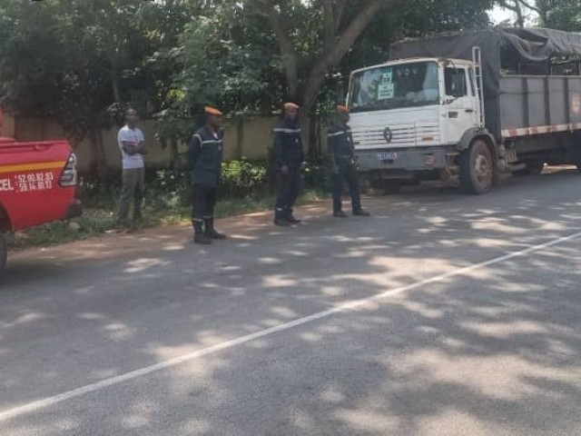 ABENGOUROU : LES POMPIERS CIVILS SENSIBILISENT LES CONDUCTEURS DE MINICARS ET CAMIONS POIDS-LOURDS