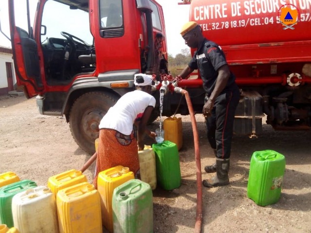 ODIENNE : LE VILLAGE DE NIAMANA RAVITAILLE EN EAU POTABLE PAR LES POMPIERS CIVILS DU KABADOUGOU