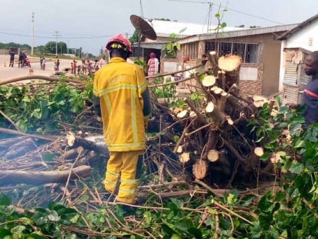 INTEMPERIES : LES POMPIERS CIVILS DU BOUKANI LIBERENT DES VOIES OBSTRUEES