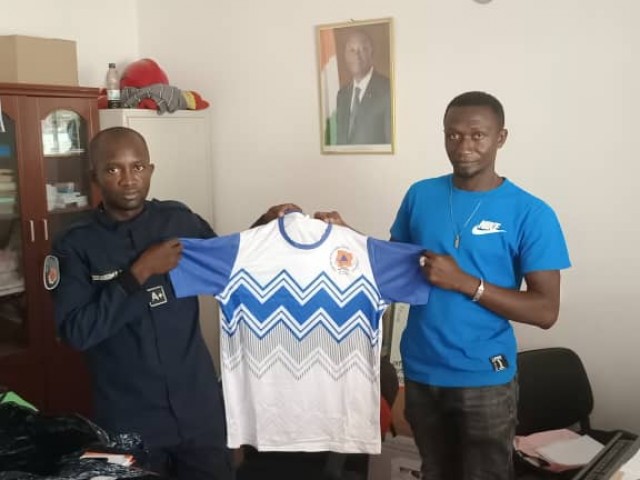 DAOUKRO : UNE ENTREPRISE FAIT DON DE VETEMENTS DE SPORT AUX POMPIERS CIVILS