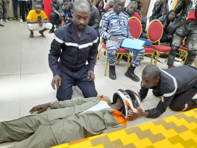 DIMBOKRO : LES MOTARDS SENSIBILISES SUR LE PORT DU CASQUE ET LES GESTES DE PREMIERS SECOURS