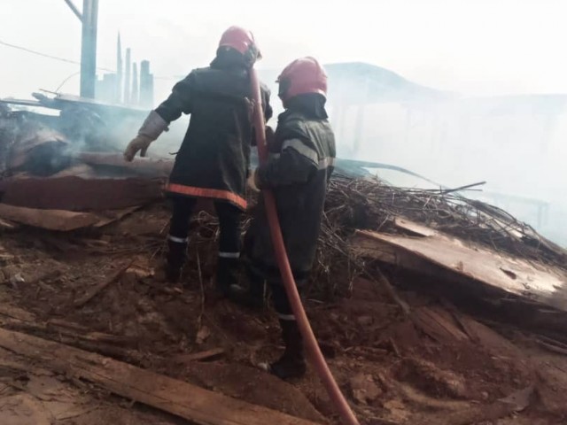 DIVO : UN INCENDIE SE DECLARE DANS UNE SCIERIE