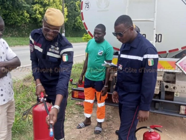 SENSIBILISATION SUR LES TMD A ADZOPE : LES POMPIERS CIVILS VISITENT 01 CONDUCTEUR ET SES APPRENTIS