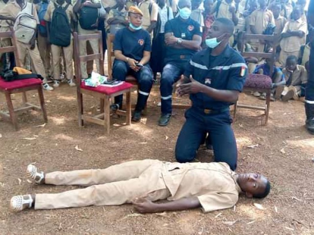 ABENGOUROU : PRES DE 500 ELEVES ET LEURS ENCADREURS SENSIBILISES PAR LES POMPIERS CIVILS
