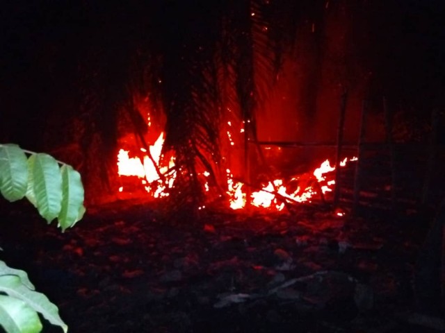 LES POMPIERS CIVILS INTERVIENNENT SUR UN FEU DE BROUSSAILLE A AGBOVILLE