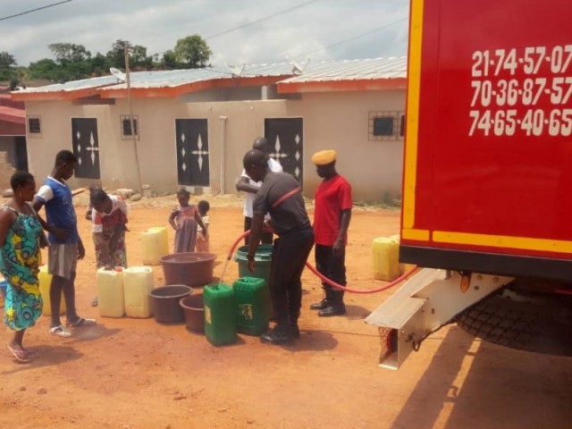 DIMBOKRO : LES POMPIERS CIVILS DISTRIBUENT 12.000 LITRES D’EAU POTABLE AUX HABITANTS DU QUARTIER BELLE-VILLE