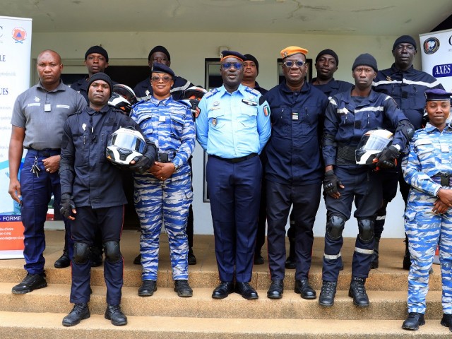 SIX POMPIERS CIVILS ACHÈVENT LEUR FORMATION À LA CONDUITE DE MOTOS D’ESCORTE