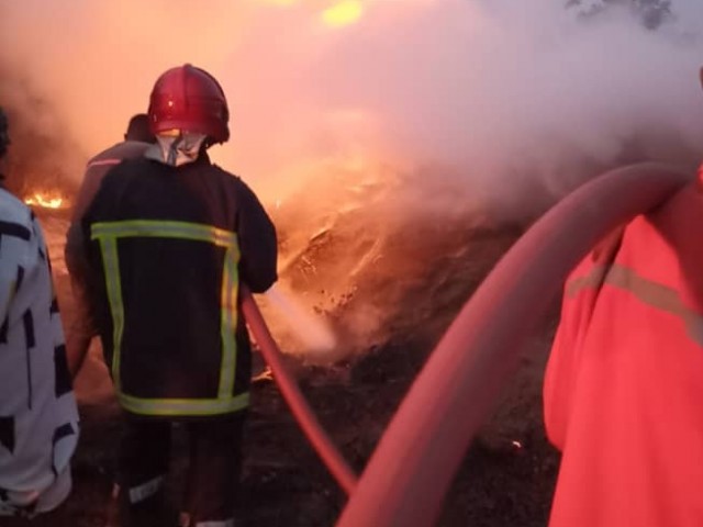 LES POMPIERS CIVILS DU N'ZI VIENNENT A BOUT D'UN GRAVE INCENDIE DANS UNE SCIERIE A DIMBOKRO
