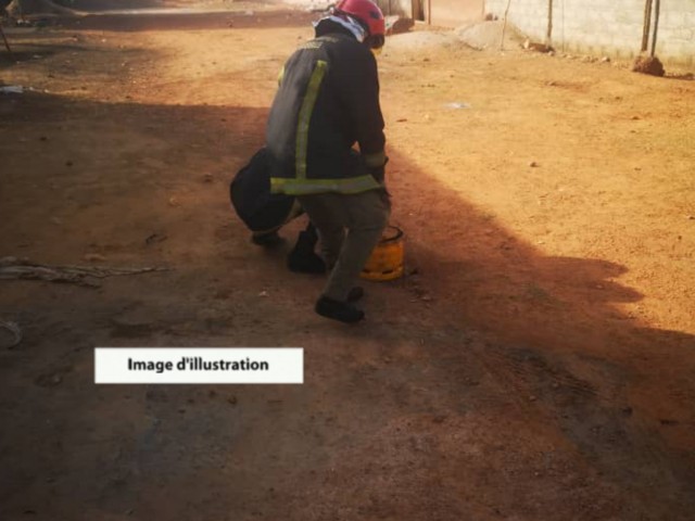 DIVO : UNE BOUTEILLE DE GAZ B6 EN FEU ETEINTE PAR LES POMPIERS CIVILS