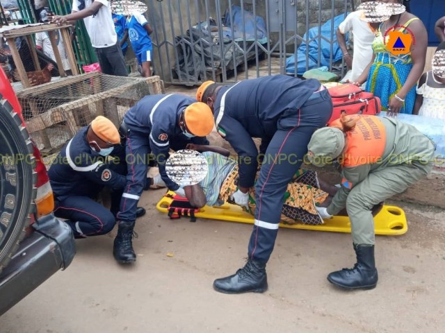 AGBOVILLE : LES POMPIERS CIVILS DE L’AGNEBY-TIASSA ASSISTENT DEUX PERSONNES EN DETRESSE