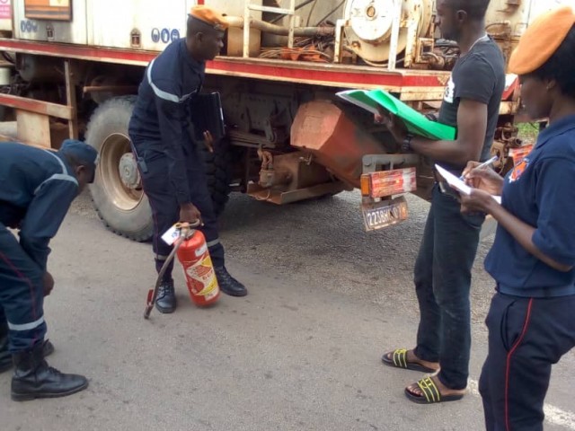 DIMBOKRO : DES TRANSPORTEURS DE MARCHANDISES DANGEREUSES SENSIBILISES PAR LES POMPIERS CIVILS