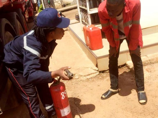 LES POMPIERS CIVILS DU TONPKI EN VISITE DANS DES STATIONS-SERVICE