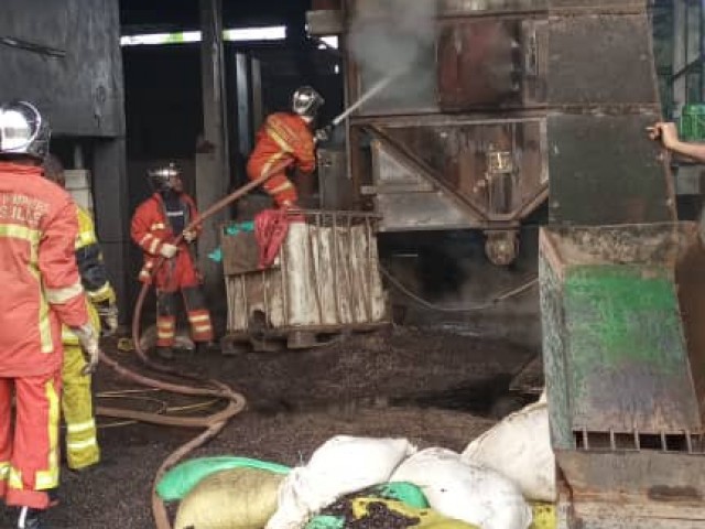 LES POMPIERS CIVILS DU SUD-COMOE VIENNENT A BOUT D’UN INCENDIE DANS UNE USINE