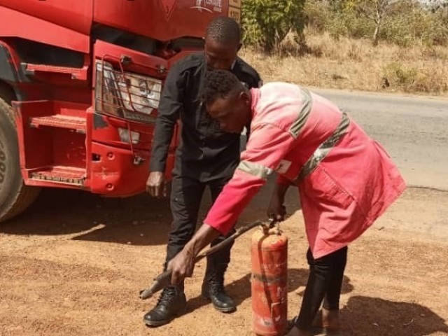 TOUBA : L’EQUIPAGE D’UN CAMION-CITERNE INSTRUIT SUR LE TRANSPORT DE MARCHANDISES DANGEREUSES  (TMD)