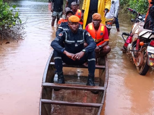 GUIGLO : LES POMPIERS CIVILS VISITENT DES ZONES INONDEES