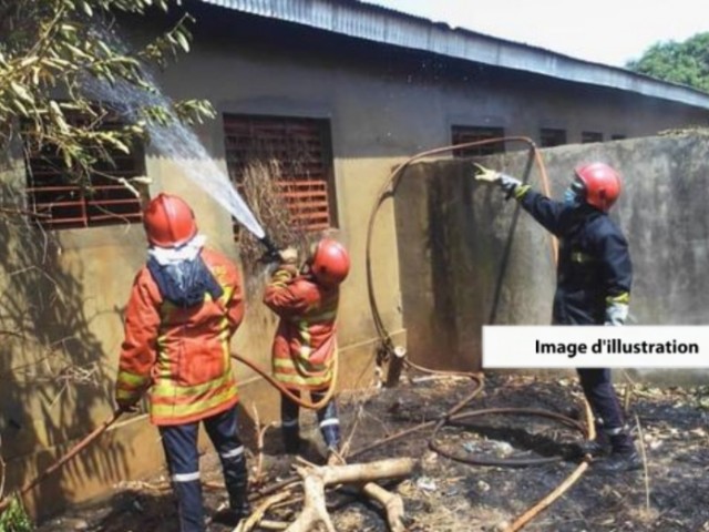 LES POMPIERS CIVILS VIENNENT A BOUT DE DEUX INCENDIES A DABOU ET A BOUNDIALI