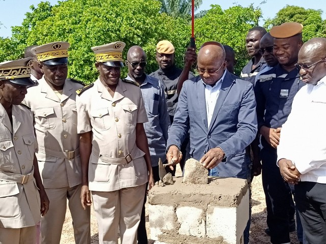 MANKONO : POSE DE LA PREMIERE PIERRE POUR LA CONSTRUCTION D’UN NOUVEAU BATIMENT POUR LES POMPIERS CIVILS