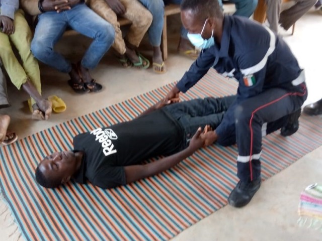 TONKPI: LES HABITANTS DU VILLAGE DE GOBA SENSIBILISES SUR LES FEUX DE BROUSSE ET LES GESTES DE PREMIERS SECOURS