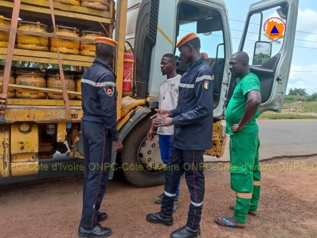 LES POMPIERS CIVILS SENSIBILISENT SUR LE TRANSPORT DE MARCHANDISES DANGEREUSES A ABOISSO ET DABOU