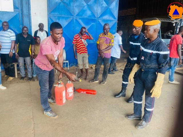 SAN PEDRO / SECURITE INCENDIE : 14 TRAVAILLEURS D’UNE ENTREPRISE FORMES SUR L’UTILISATION DE L’EXTINCTEUR PAR LES POMPIERS CIVILS