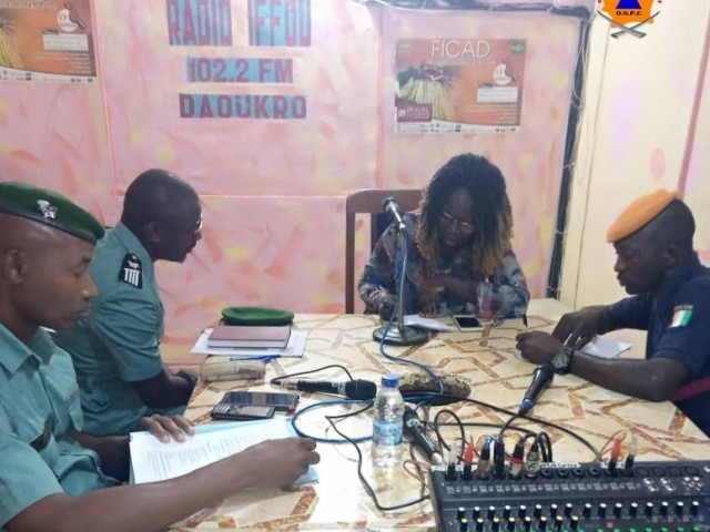 DAOUKRO : LES POMPIERS CIVILS SENSIBILISENT SUR LES FEUX DE BROUSSE A LA RADIO IFFOU DAOUKRO