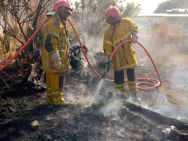 BOUNA : LES POMPIERS CIVILS  INTERVIENNENT POUR SAUVER DES HABITATIONS D’UN FEU DE BROUSSE
