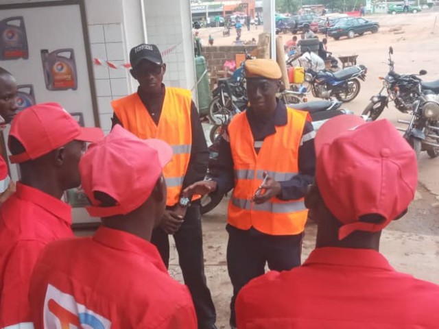 AGBOVILLE : LES EMPLOYES D’UNE STATION- SERVICE SENSIBILISES SUR LES RISQUES LIES AU TRANSPORT DE MARCHANDISES DANGEREUSES